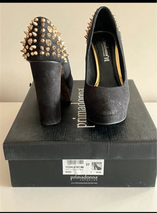 Zapatos tacón Primadonna negros con tachuelas dora