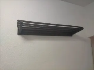 Perchero de madera con ganchos