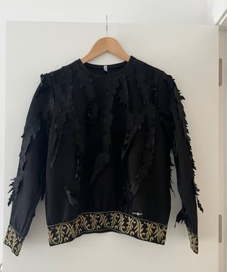 Jersey Sahoko Negro con Plumas y Bordado Dorado