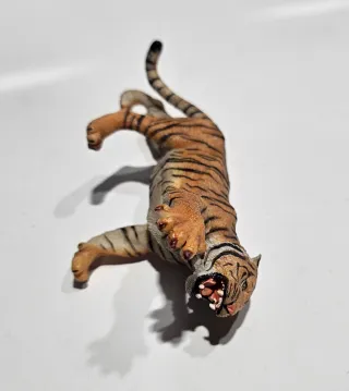 Tigre luchando Papo 2003