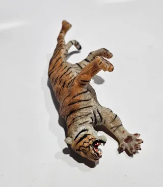 Tigre luchando Papo 2003
