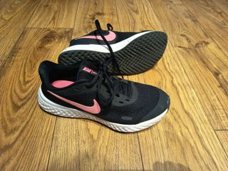 Zapatillas Nike Revolution 37.5 Negro/Rosa