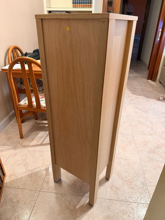 Mueble auxiliar madera cristal cajones.