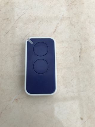 Mando de garaje azul y blanco