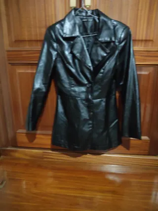 Cazadora efecto piel negra Talla S