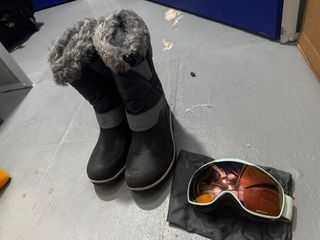 Botas de nieve y gafas de esquí