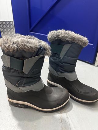 Botas de nieve y gafas de esquí