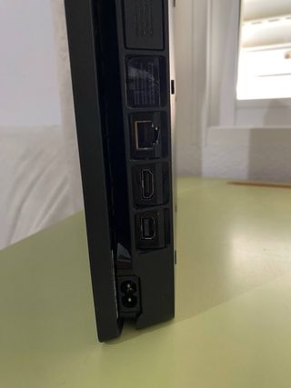 PS4 Slim 1TB + Mando + 2 Juegos