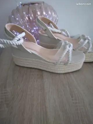 Sandalias de cuña con esparto y tiras