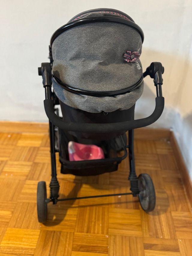 Carrito de muñecas Silver Cross con varias poposic