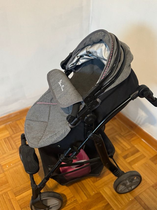 Carrito de muñecas Silver Cross con varias poposic