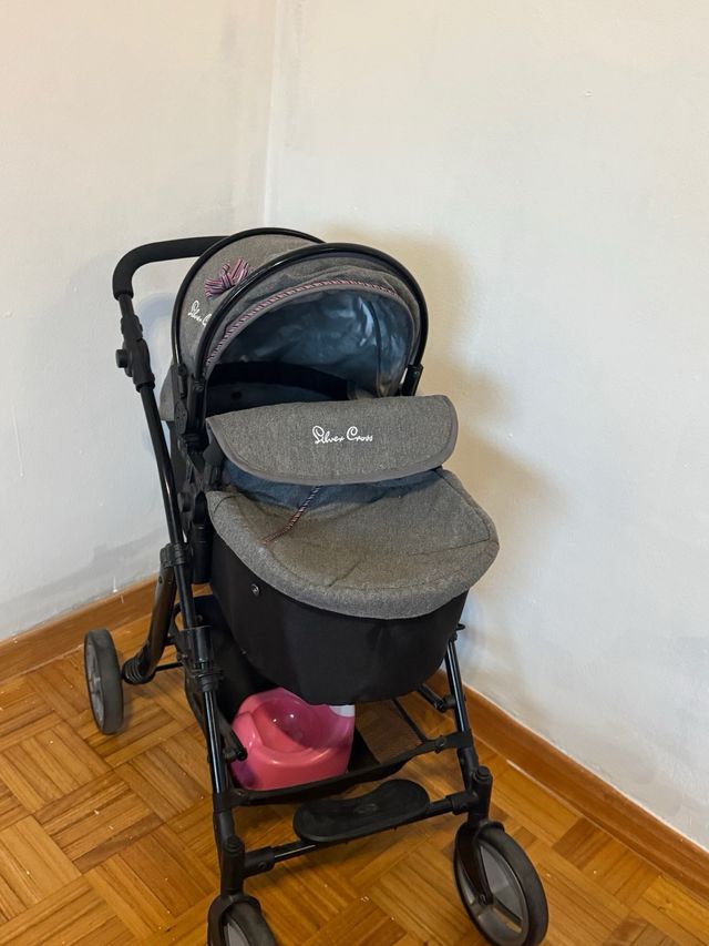 Carrito de muñecas Silver Cross con varias poposic