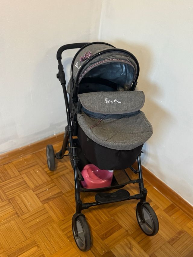 Carrito de muñecas Silver Cross con varias poposic