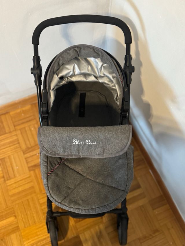 Carrito de muñecas Silver Cross con varias poposic