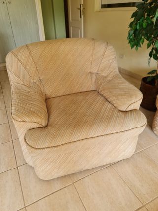 Sofá de tela beige
