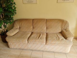 Sofá de tela beige