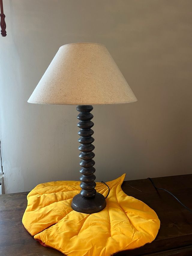 Lámpara de madera con pantalla de tela