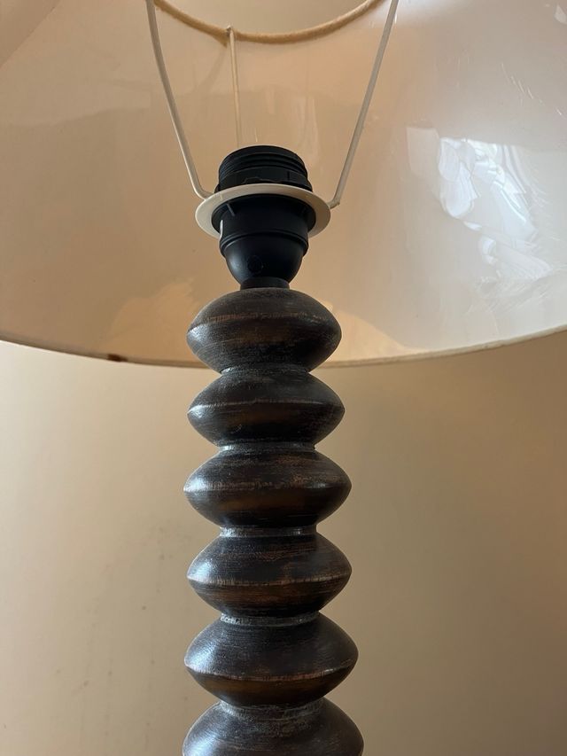 Lámpara de madera con pantalla de tela