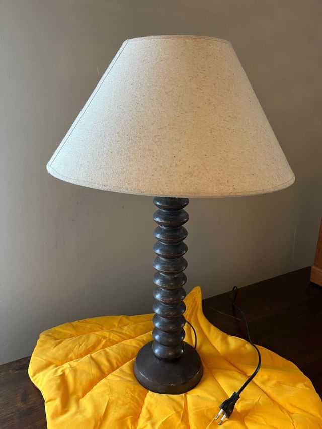 Lámpara de madera con pantalla de tela