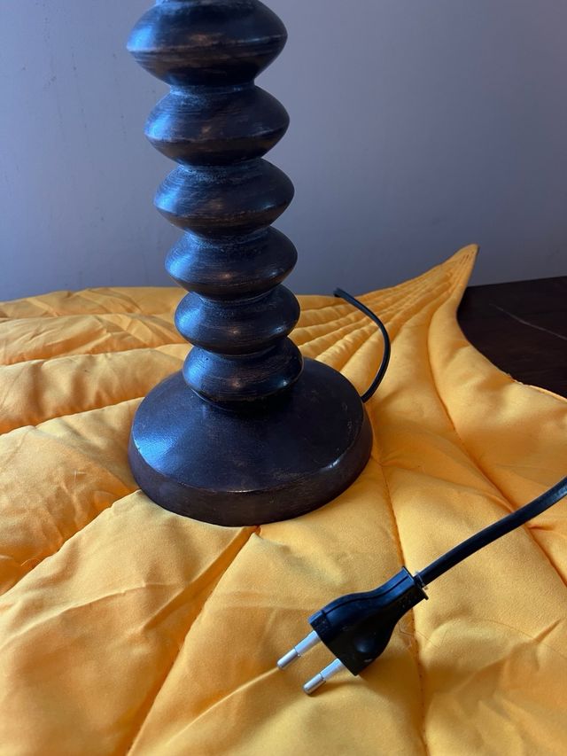 Lámpara de madera con pantalla de tela