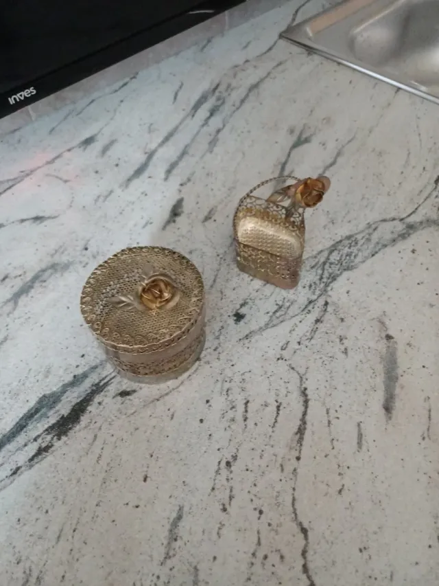 Cajita y cesta metálica decorativa