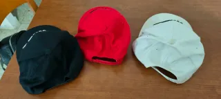 Confezione da 3 cappelli Nike neri, rossi e bianchi