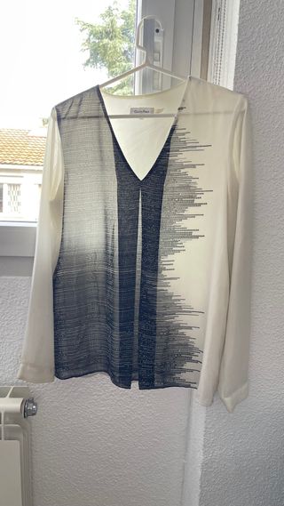 Blusa Calvin Klein blanca y negra