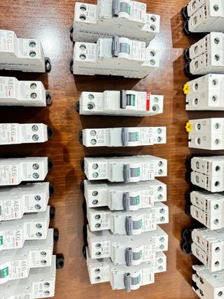 25 Interruptores AEG y 10 Focos Techo