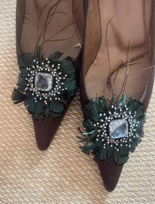 Zapatos de tacón con plumas y pedrería