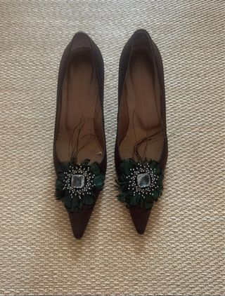 Zapatos de tacón con plumas y pedrería