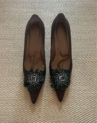 Zapatos de tacón con plumas y pedrería