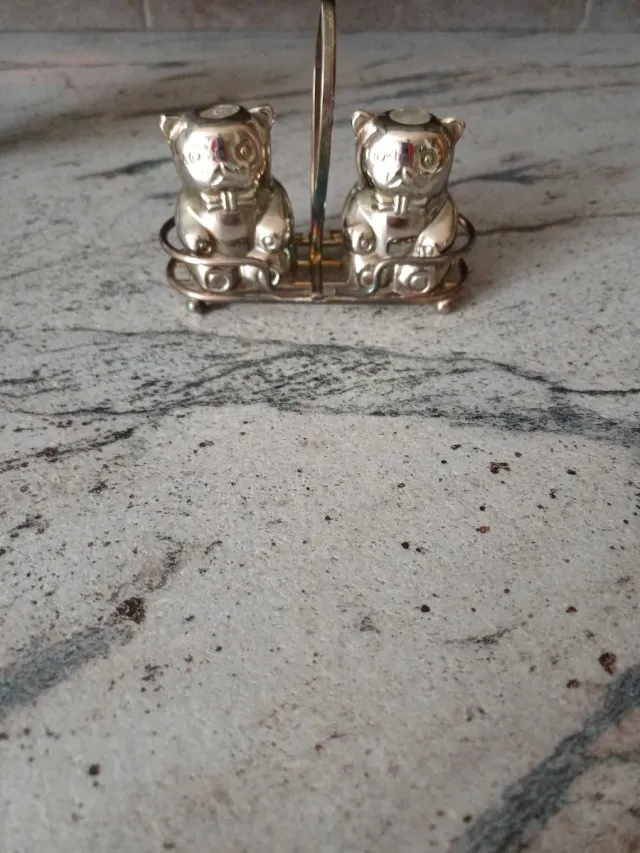 Salero y pimentero plateado