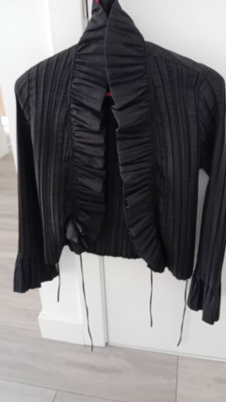 Blusa negra plisada . Se puede usar como sobrecami
