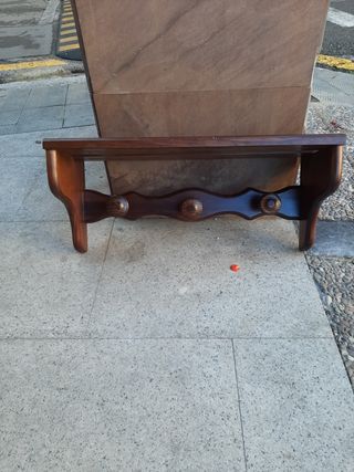 Perchero de madera marrón
