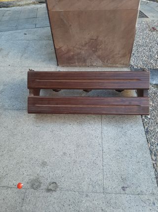 Perchero de madera marrón