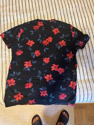 Camiseta Hollister Estampado Flores Roja Negra