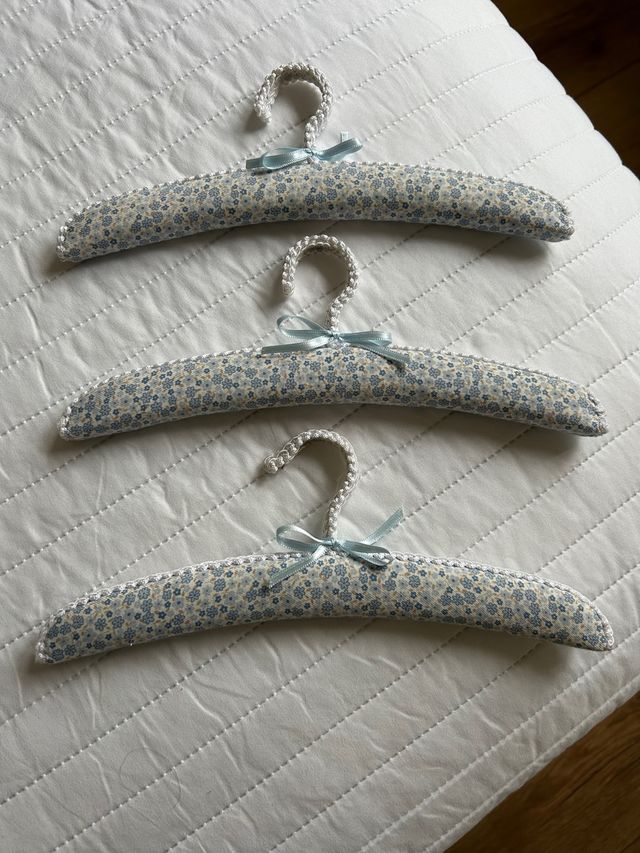 3 Perchas Bebé Hechas a Mano Flores Azules