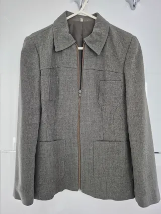 Elegante traje de chaqueta y pantalon gris 