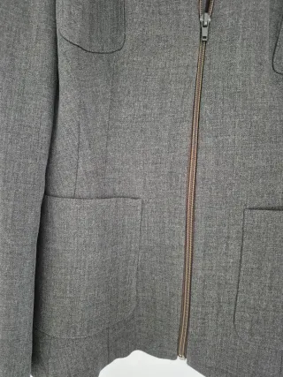 Elegante traje de chaqueta y pantalon gris 