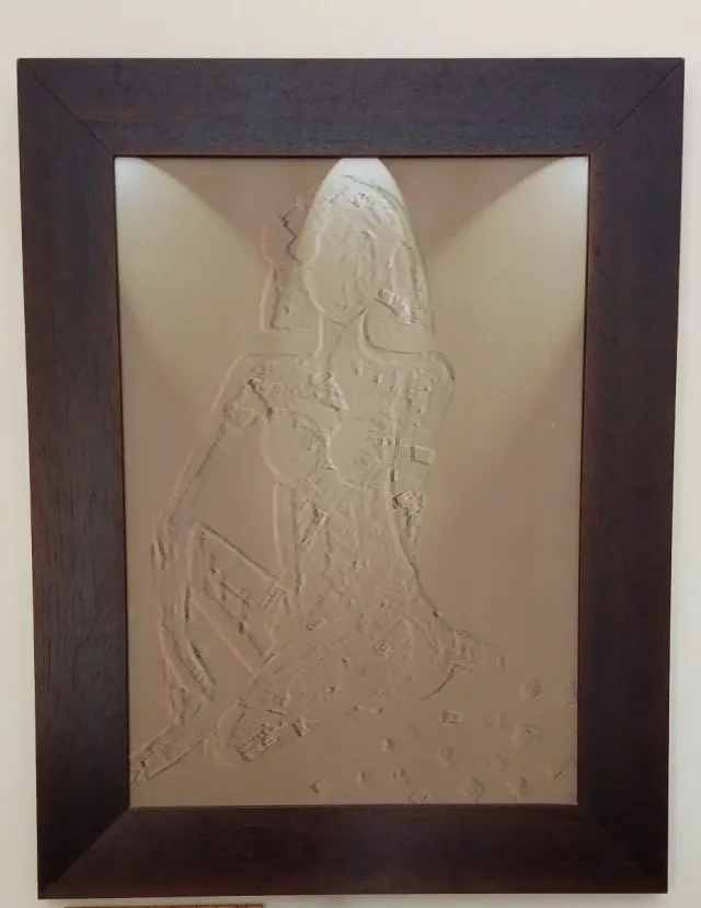 Cuadro Decorativo Mujer Marrón y jarrón flores.