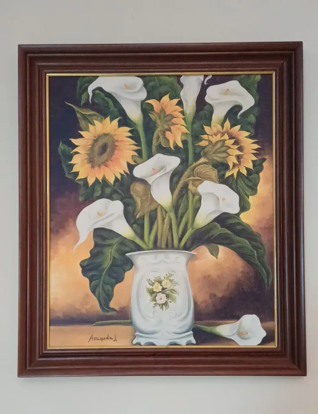 Cuadro Decorativo Mujer Marrón y jarrón flores.