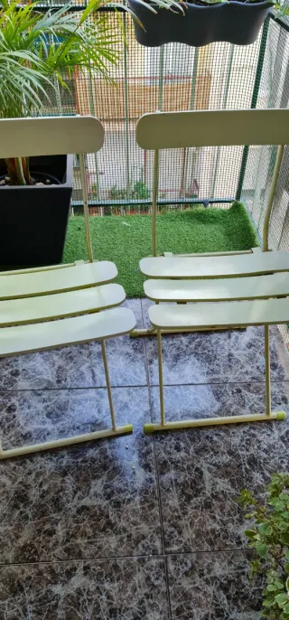 Medio toldo con dos sillas de metal plegables