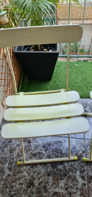 Medio toldo con dos sillas de metal plegables