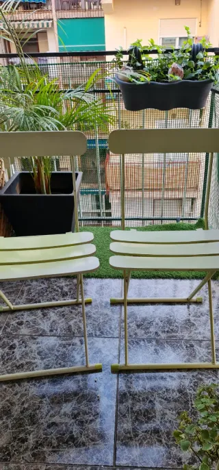 Medio toldo con dos sillas de metal plegables