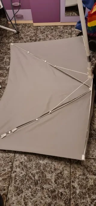 Medio toldo con dos sillas de metal plegables