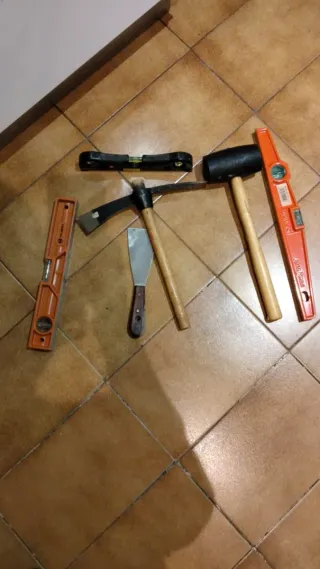 Set de herramientas: niveles, piqueta y espátula