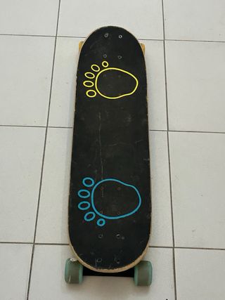 Monopatín skate con ruedas