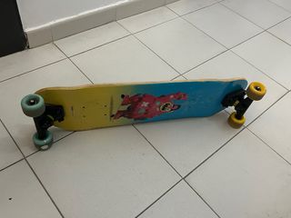 Monopatín skate con ruedas
