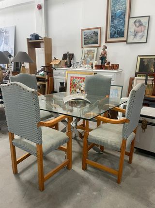 Mesa de cristal con 4 sillas