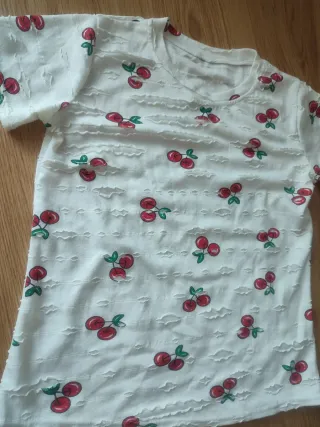 Camiseta blanca con cerezas rojas